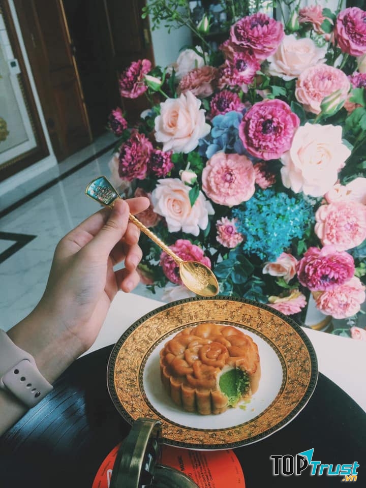 Phần vỏ bánh và nhân bánh trộn lẫn hòa quyện với nhau tạo nên một hương vị ngon không thể chối từ.