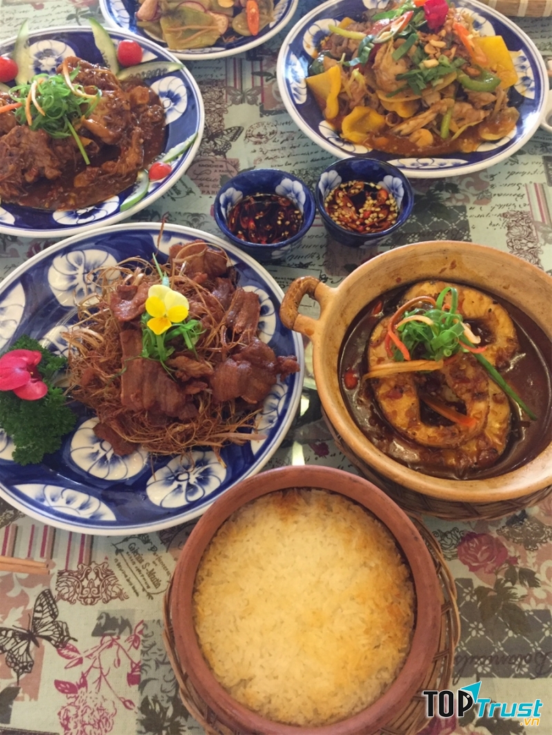 Kim Gia- Cơm niêu& gà nướng cơm lam