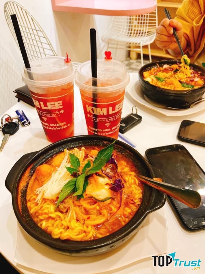 Bạn sẽ được thưởng thức những phần mì cay hấp dẫn, thơm ngon, vị đậm đà của nước dùng thấm vào sợi mì dai dai, ăn kèm kim chi và những nguyên liệu tươi ngon khác