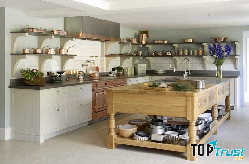 Các mẹ cũng có thể trang trí lại căn bếp nhà mình với đồ vật bằng đồng, rất sang trọng và hút mắt