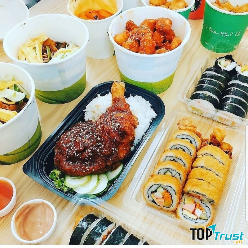 Để thuận tiện cho khách hàng hơn, Kim Phan's Food còn có 9 combo 3 món giá khá bình dân, dao động 100.000 đồng - 120.000 đồng.