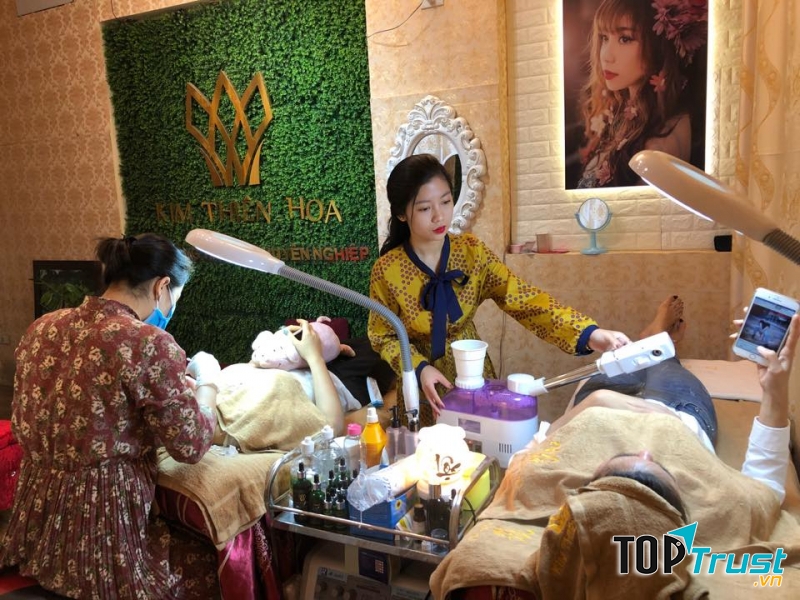 Khách đến trải nghiệm dịch vụ tại Kim Thiên Hoa Spa