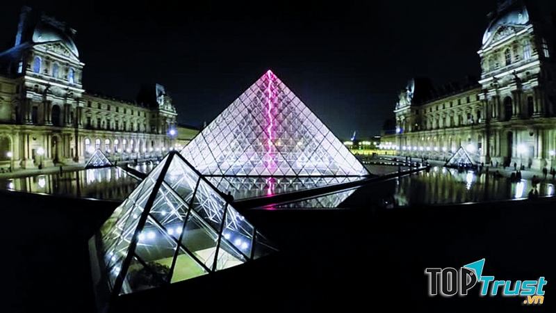 Kim tự tháp Louvre ở Paris