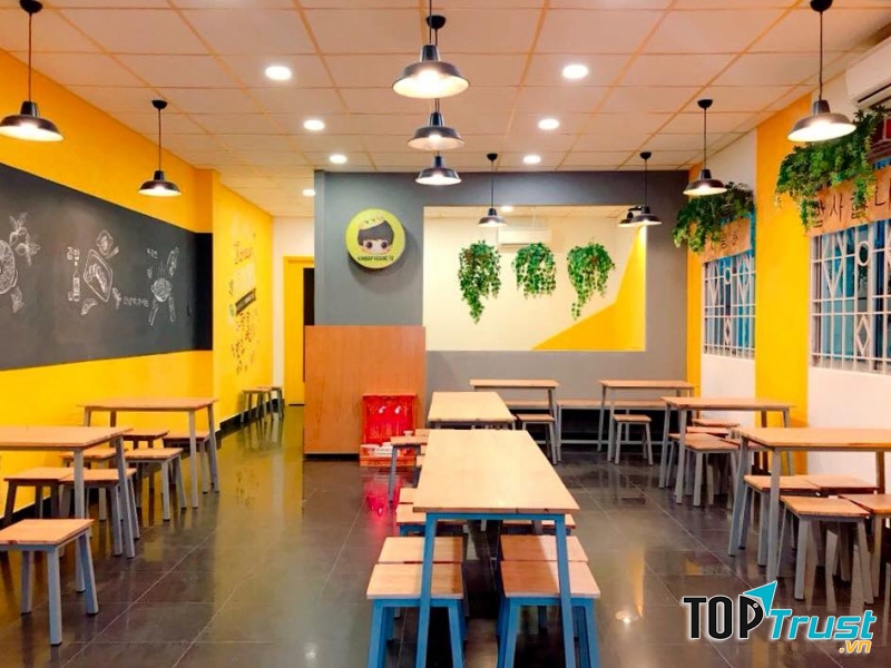 Không gian rộng rãi, được thiết kế theo tone màu vàng cực kỳ bắt mắt