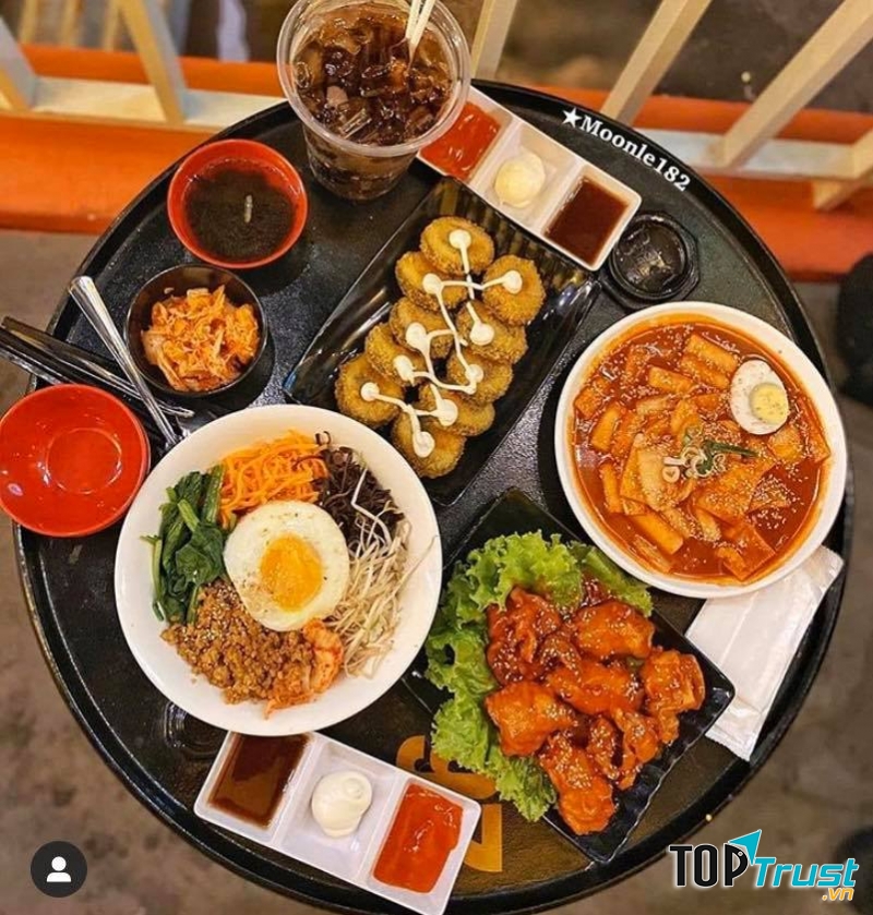 Menu của quán chuyên về các món ăn Hàn Quốc, luôn được sáng tạo và chỉnh chu từ hình ảnh tới hương vị