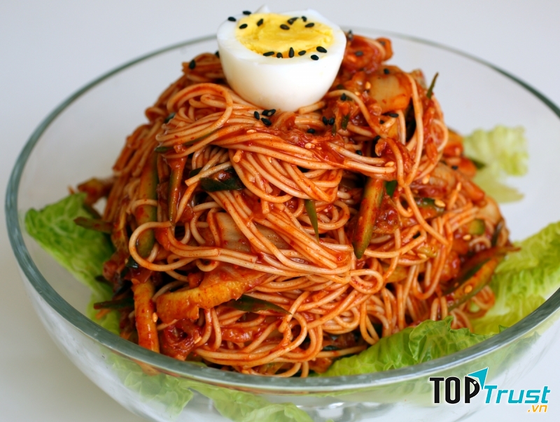 Màu sắc bắt mắt của kimchi khi hòa trộn với sợi mì