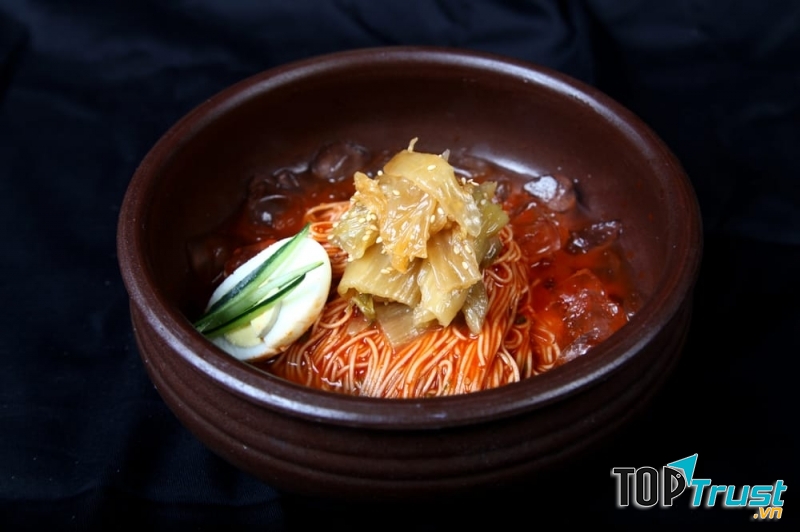 Khá giống mì trộn kim chi nhưng món này được ướp thêm đá