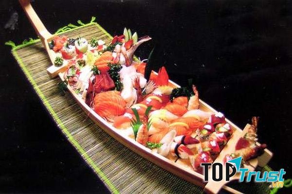 Thuyền sushi và sashimi tổng hợp