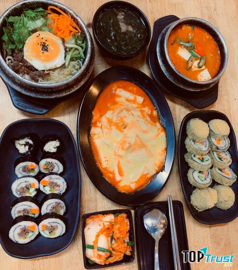 Menu đa dạng, món bán chạy nhất chính là kimpap.