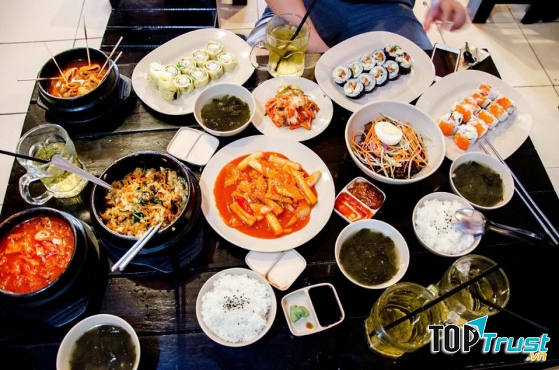 Ngoài kimpap ra thì Kimpap FC vẫn có nhiều món ăn khác không kém phần hấp dẫn, đậm chất Hàn Quốc.﻿