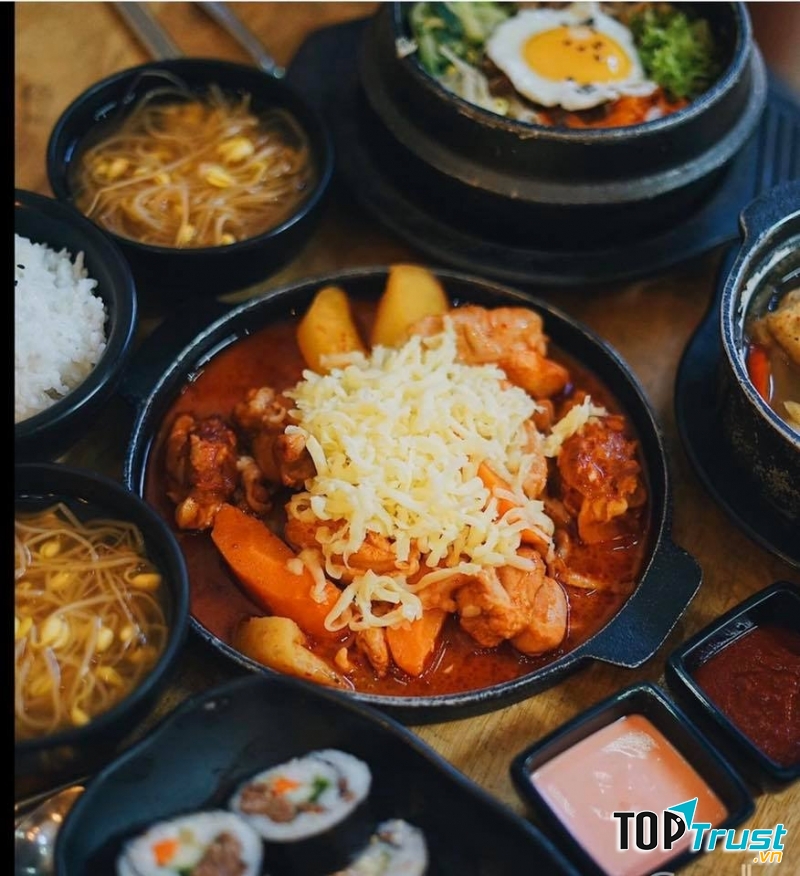 Đặc biệt là hương vị gà vô cùng thơm ngon, kèm với phô mai và các topping khác đã tạo nên món gà phô mai đậm đà