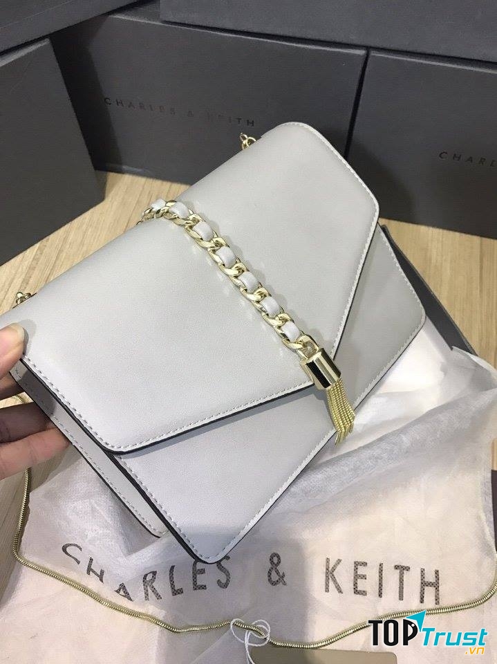 Túi xách Charles & Keith (size: 23cm) tại Kinda Shop có giá: 380.000 VNĐ (hình ảnh lấy từ Fanpage của shop)