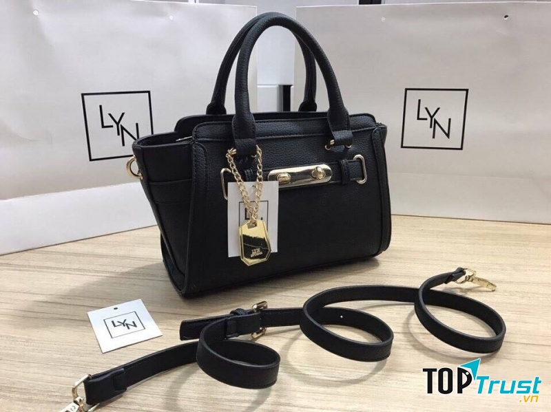 Túi xách Lyn Harmony (size: 25 cm) tại Kinda Shop có giá: 390.000 VNĐ (hình ảnh lấy từ Fanpage của shop)