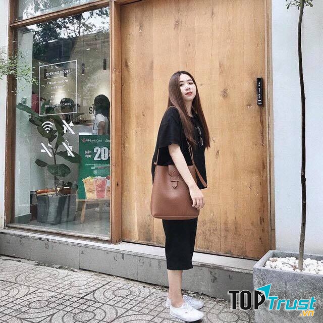 Duyên dáng và sang trọng là phong cách mà Kinda Shop hướng đến, túi xách ở cửa hàng này có mẫu mã đa dạng, nhiều màu sắc, mức giá cũng thích hợp với túi tiền của các chị em.