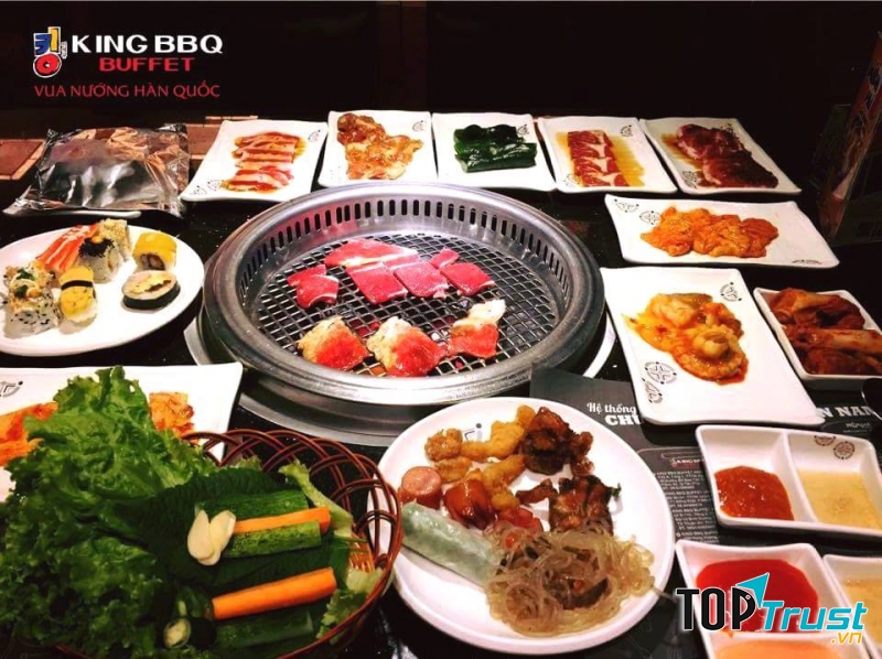 Bàn ăn rộng rãi phục vụ cho nhóm khách từ 6 đến 8 người