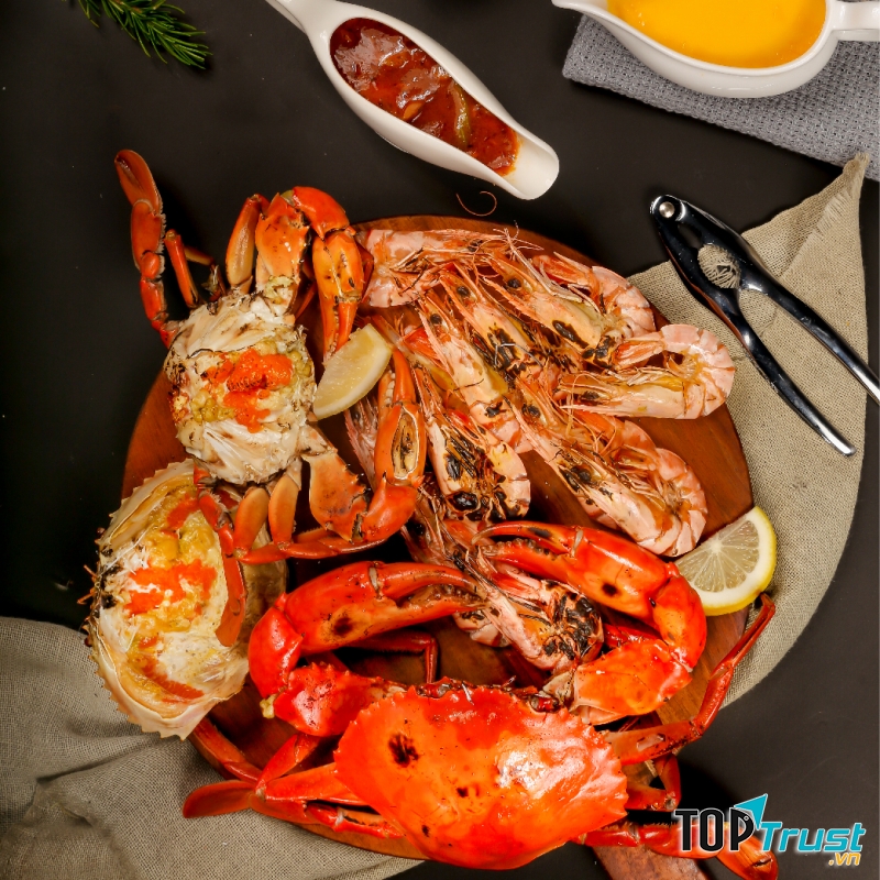 Vua Cua luôn chú trọng  vào chất lượng hải sản, đặc biệt còn bạn còn có thể đặt online và được giao hàng tận nơi