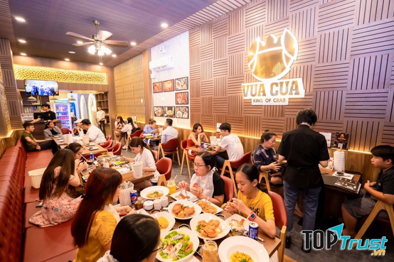 Cùng với đó là không gian ấm cúng, sự phục vụ chu đáo, tận tình, dễ hiểu vì sao mà giữa Sài Gòn đa sắc về ẩm thực, người ta vẫn tìm tới VUA CUA