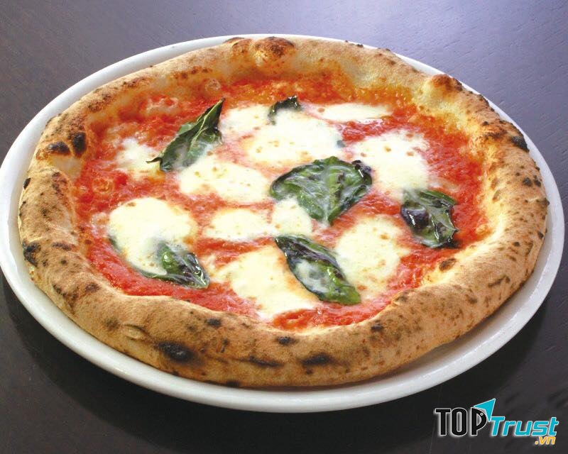 Điểm chung của các loại pizza ở King Streak là bánh khi đem ra nóng hổi, lớp bột vừa phải nên vẫn có độ giòn cũng như không bị khô