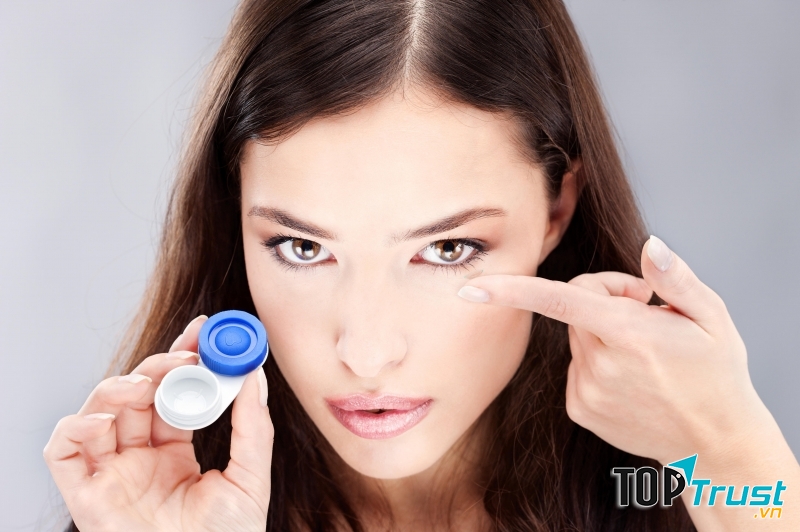 Không đeo kính áp tròng trên máy bay