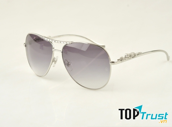 Gọng kính quý giá được làm từ vàng trắng 18k có đính 561 viên kim cương, 645 viên đá sapphire màu xanh dương