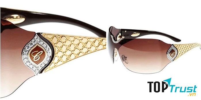 Kính có gắn 51 viên kim cương 4 carat cùng biểu tượng của hãng được chế tác từ kim cương