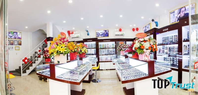 Kính mắt Long Hoàng Thành