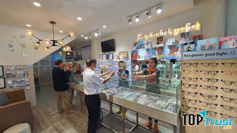 Kính mắt Nam Quang