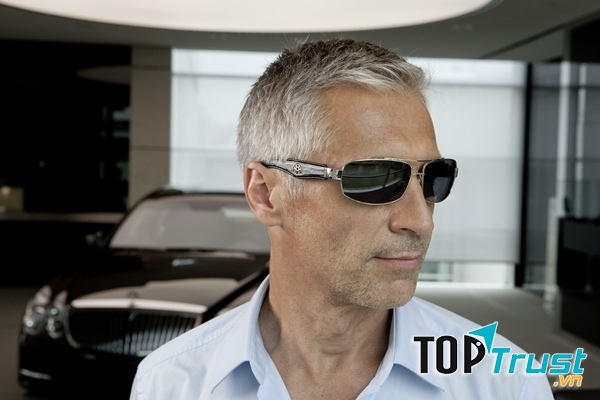 Gọng kính bằng vàng 18 carat và 147 viên kim cương được gắn bằng tay rất tinh xảo