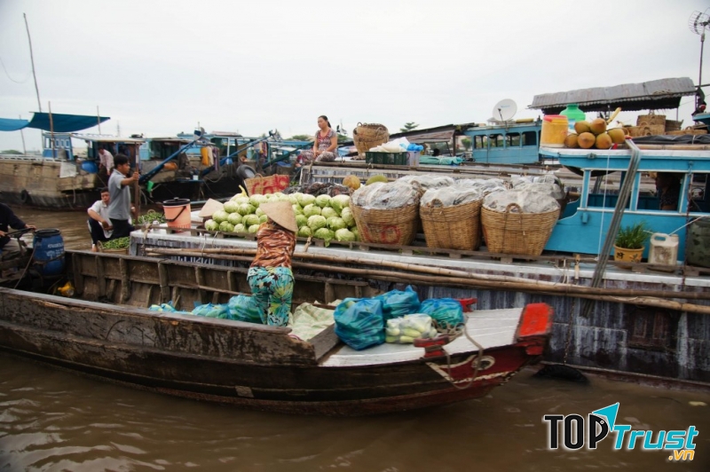 Hình ảnh chợ nổi tấp nập vào sáng sớm