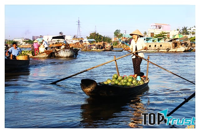 Đến với chợ nổi thì không nên bỏ qua các đặc sản trái cây.