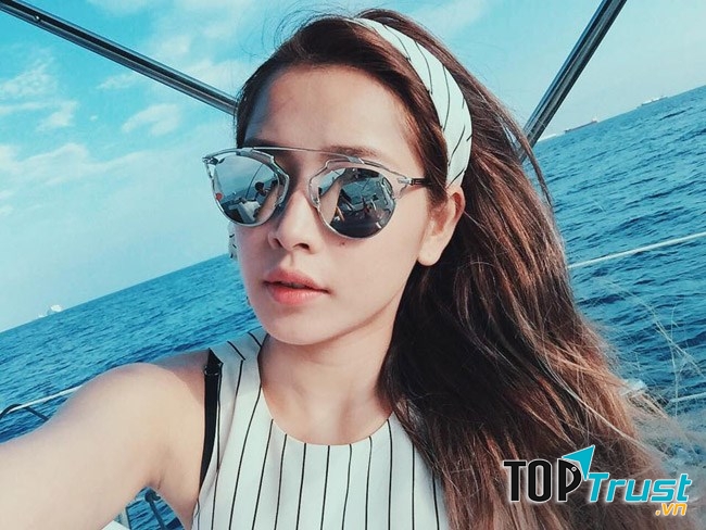 Bạn phải chuẩn bị một cái kính râm và luôn mang theo bên mình khi ra biển