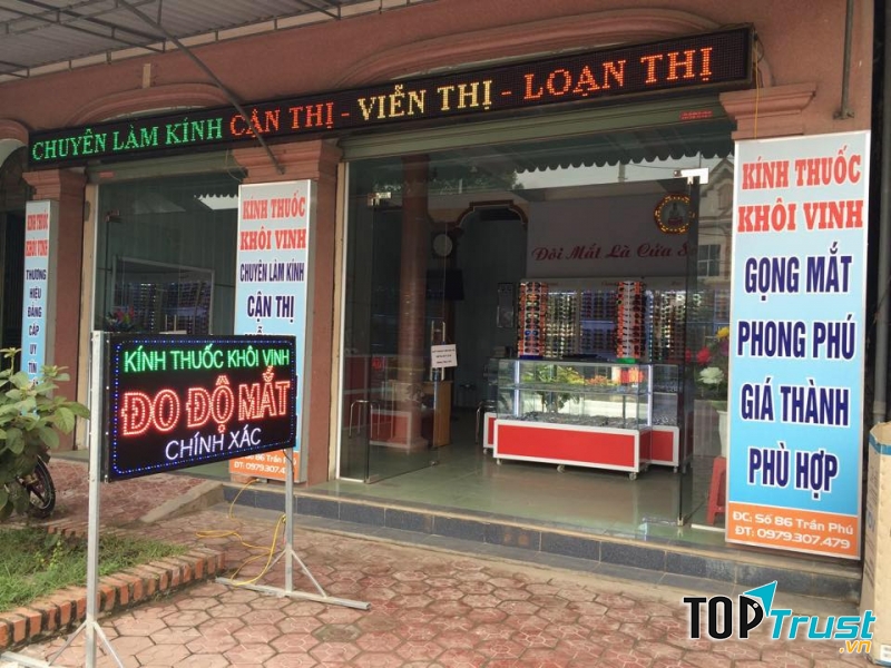 Kính Thuốc Khôi Vinh có thiết bị hiện đại giúp bạn đo, kiểm tra độ mắt chính xác nhất. Vì vậy khi đến đây, chắc chắn bạn sẽ tìm được một chiếc kính ưng ý