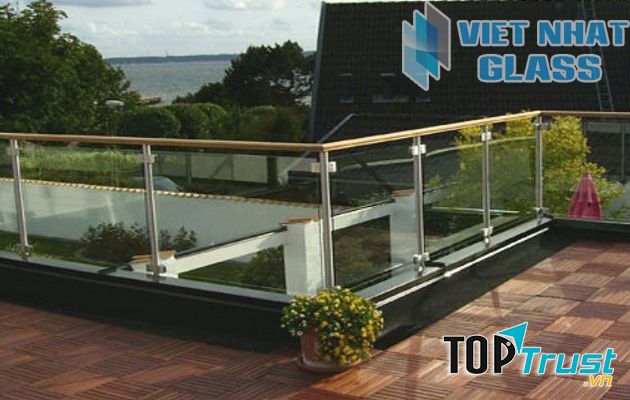 Lan can kính cường lực.