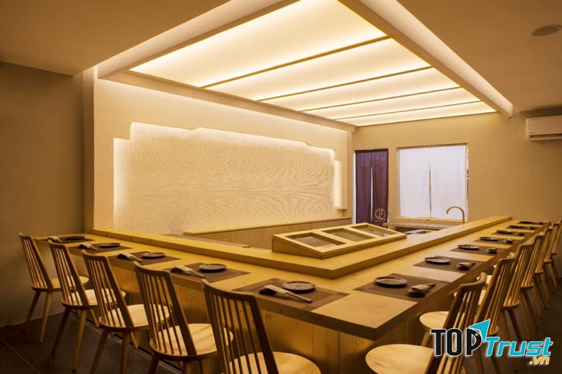 Không gian nhà hàng rộng rãi, được bài trí theo phong cách Nhật Bản, còn có phòng riêng rất thích hợp cho các buổi tiệc liên hoan, tất niên, gia đình