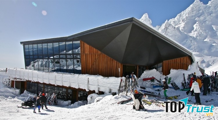 Diện tích mặt tiền rộng khoảng 415 mét vuông