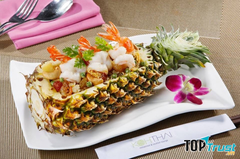 Món Thái hấp dẫn tại nhà hàng.