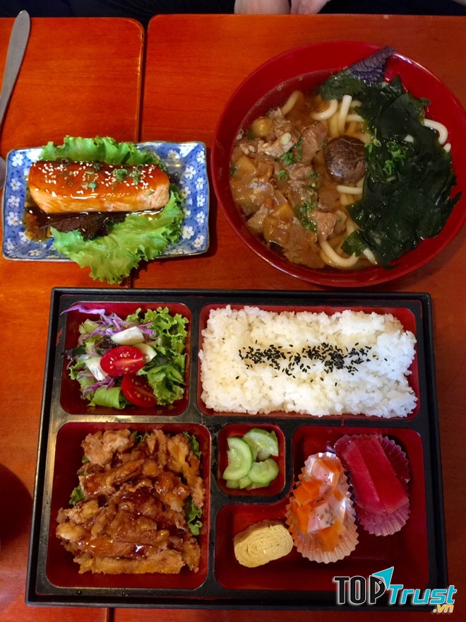   Thưởng thức từng set cơm của Koi Bento bạn sẽ cảm nhận rất rõ độ dẻo và thơm của hạt cơm