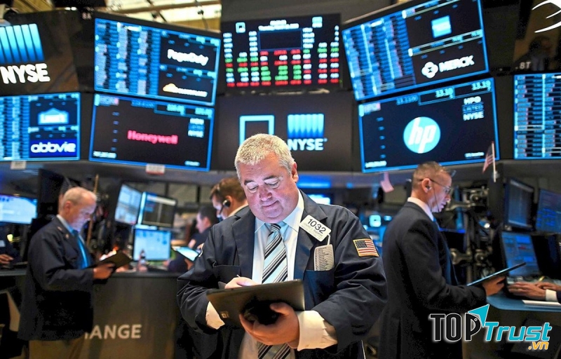 Phân tích và đầu tư chứng khoán.