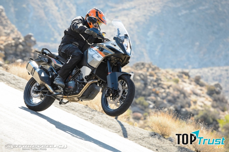 KTM 1190 Adventure có thể di chuyển được 402km với mỗi lần đổ đầy bình xăng (Nguồn: Sưu tầm)