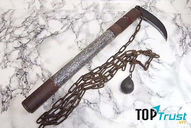 Là một vũ khí sát thương lợi hại bằng cách gắn chuỗi dây xích vào lưỡi liềm
