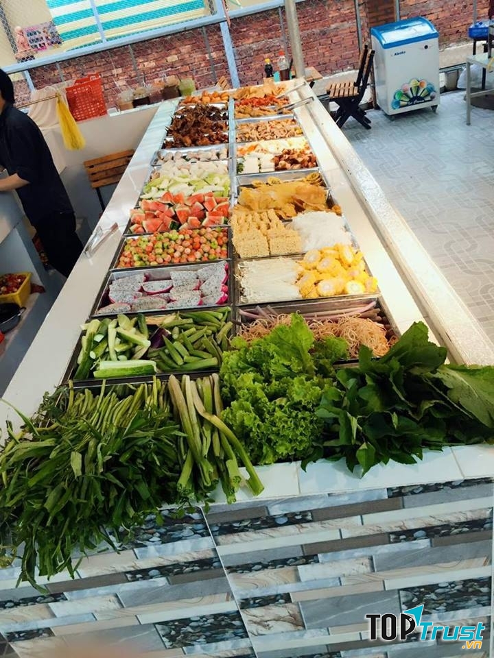 Một trong các quầy đồ ăn của quán.