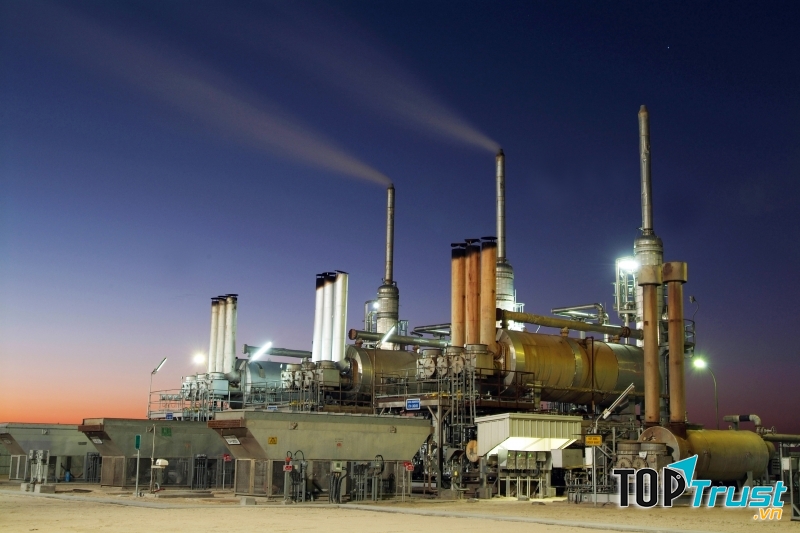 Khai thác dầu mỏ được xem là ngành mũi nhọn ở Kuwait.