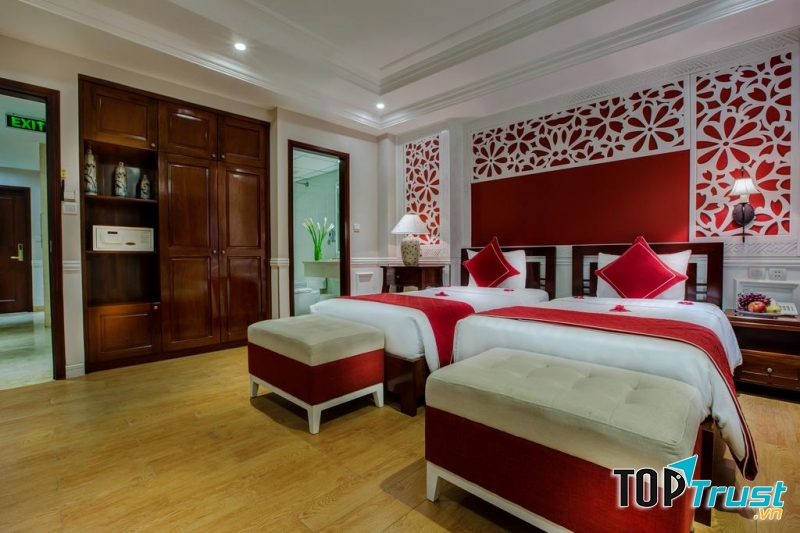 Màu đỏ đô nổi bật được kết hợp một cách khéo léo, hài hòa với màu trầm nhẹ hơn như màu nâu gỗ, màu tường trắng…