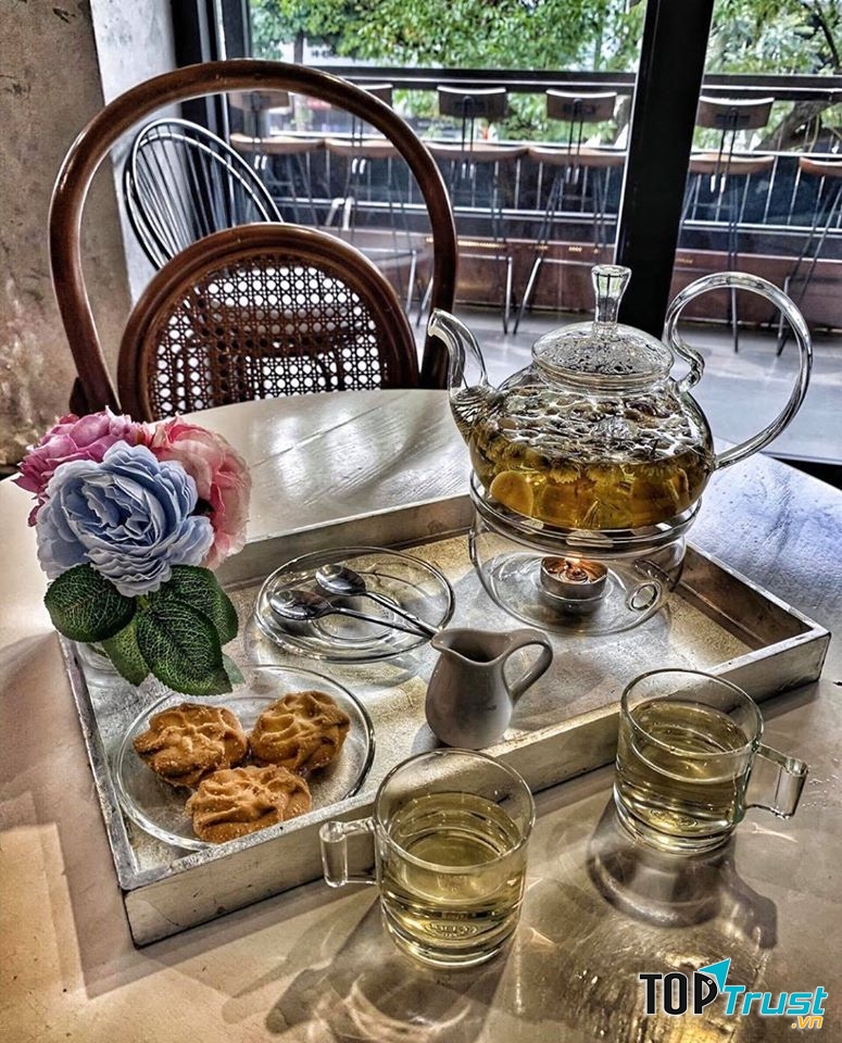 Menu của La Fleur Tea & Dessert Cafe cực kì đa dạng.