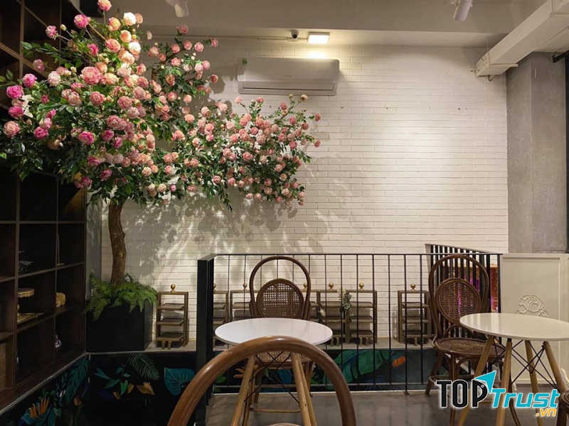 Tìm đến La Fleur Tea & Dessert Cafe, bạn sẽ có những giây phút được tận hưởng cuộc sống chậm rãi, đầy thú vị này.