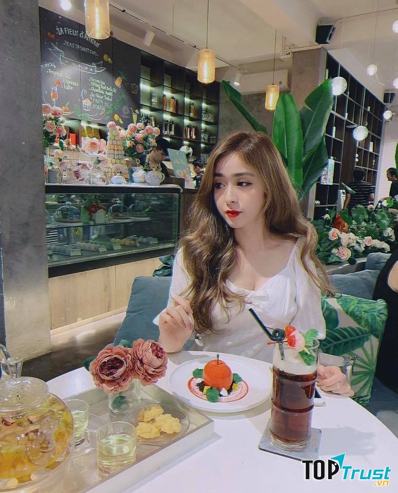 Không gian La Fleur Tea and Dessert Cafe đầy ấn tượng