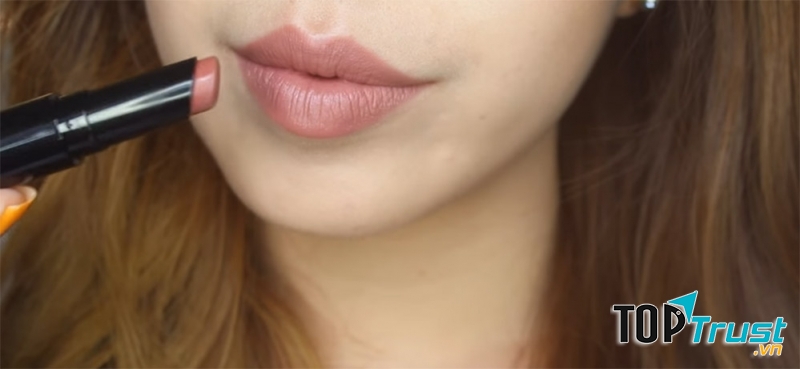 Snuggle là một màu son không hề kén tông da