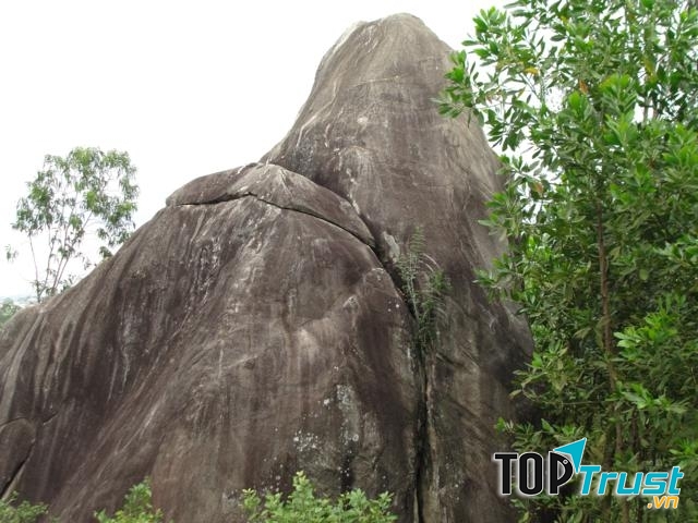 một phần núi đá Voi