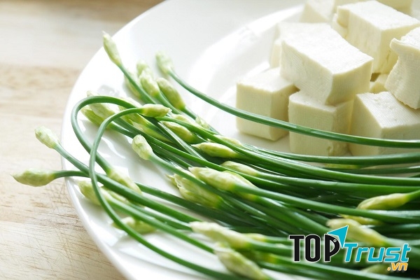 Lượng canxi có trong đậu phụ kết hợp với axit oxalic có trong cây hẹ sẽ tạo ra chất kết tủa có tên là canxi oxalate, cản trở quá trình hấp thụ canxi của trẻ và dẫn đến nguy cơ còi xương cao. ﻿