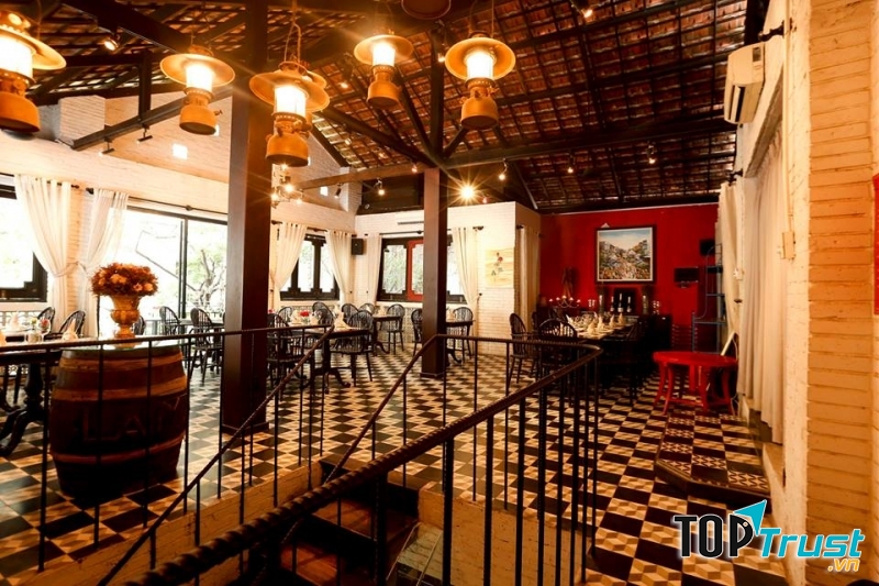 Không gian ấm cúng của nhà hàng ﻿La Maison Wine Club & Restaurant